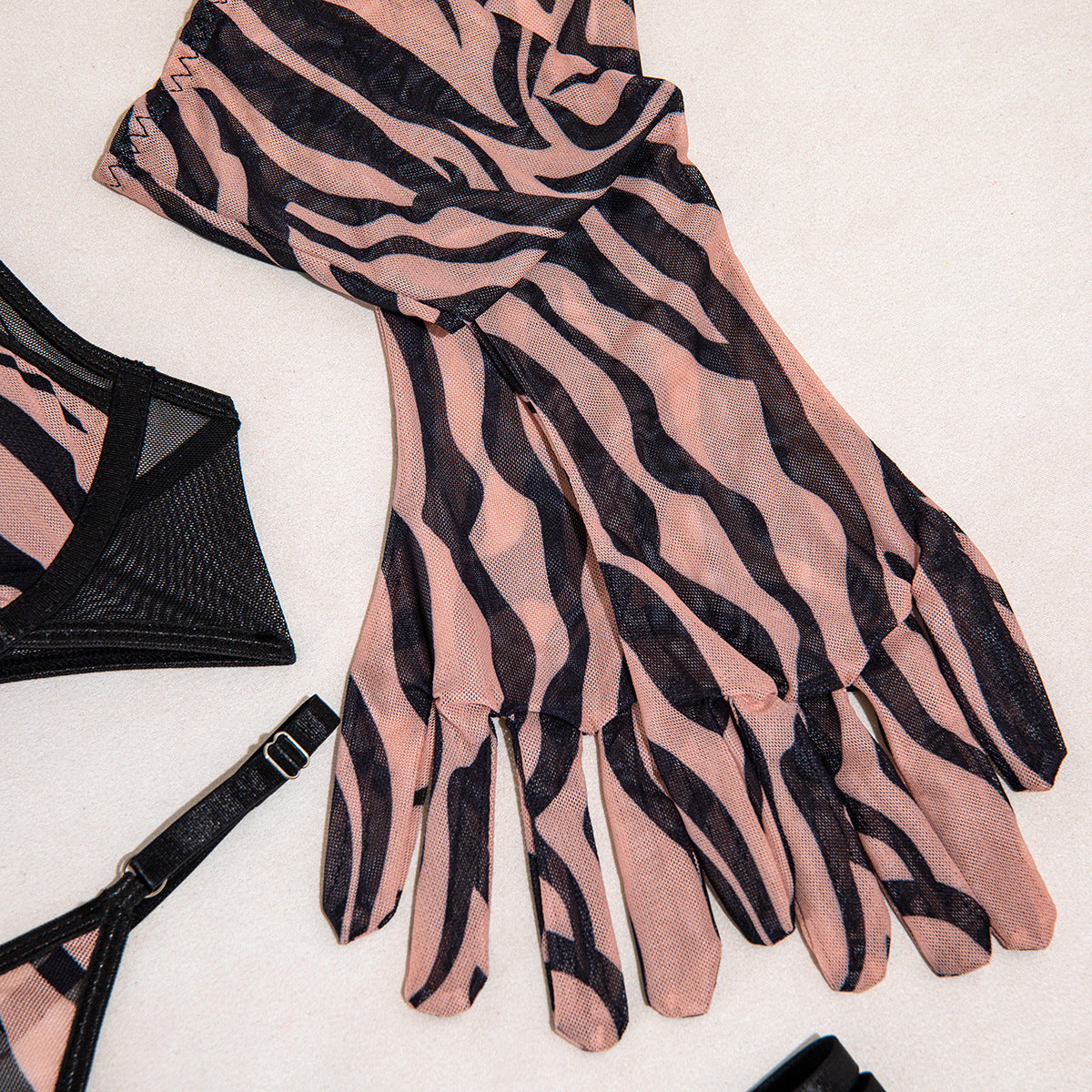 Sexy Leopard Print Lingerie Set – Erotic Boudoir Outfit with Metal Chain, Tulle, Thongs & Gloves